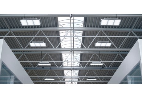 La iluminación industrial es un factor oculto de productividad: cómo la luz impacta directamente en tu OEE